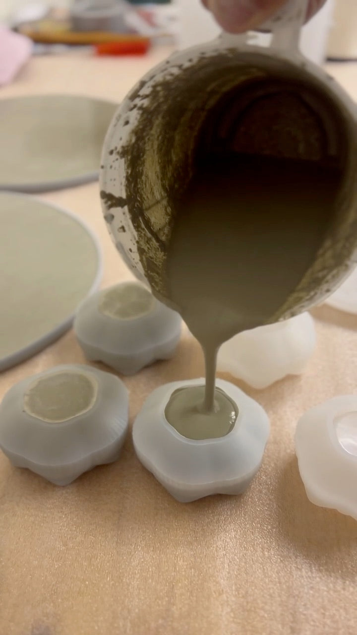 Gussmörtel wird in eine Silikonform gegossen